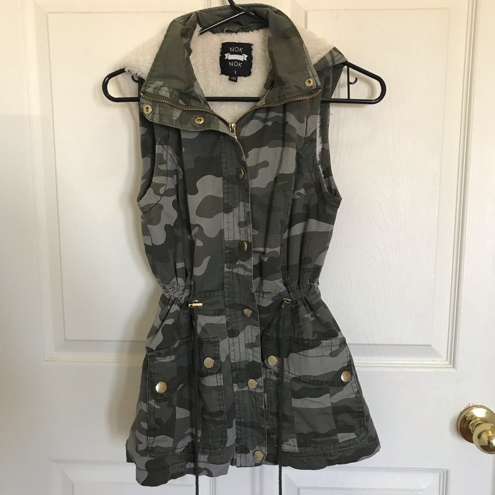 Fur lined camo vest with synch sides!